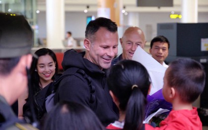 Giggs và Scholes cười rạng rỡ khi sang Việt Nam