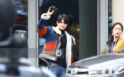 "Hoàng tử lai Samuel" điển trai, cùng Seventeen ngoái lại chào fan Việt bằng được tại sân bay Tân Sơn Nhất
