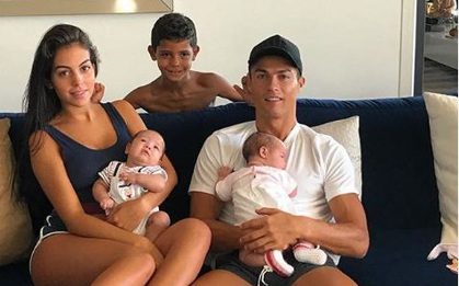Những khoảnh khắc ngọt ngào của Ronaldo bên các con