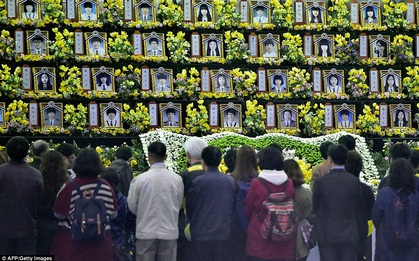 Loạt hình ám ảnh trong thảm kịch chìm phà Sewol cướp đi sinh mạng của gần 300 học sinh ở Hàn Quốc 3 năm trước
