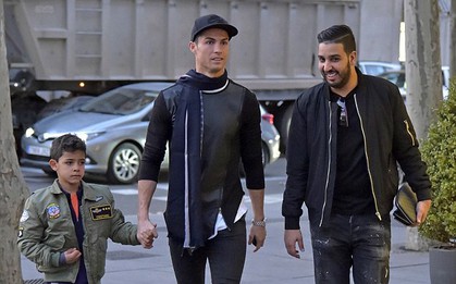 Bố con Ronaldo "lên đồ" xuống phố mua túi tặng bạn gái Georgina