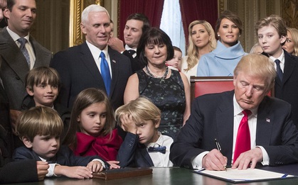 Khuôn mặt mệt mỏi mà vẫn đầy đáng yêu của các cháu nhà Tổng thống Trump: "Chúng ta xong chưa ông ơi?"