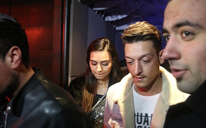 Mặc bạn gái ở Đức, Ozil hưởng kỳ nghỉ bên cựu Hoa hậu Thổ Nhĩ Kỳ