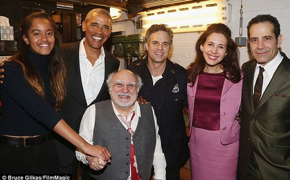 Ông Obama tình cảm, cùng con gái lớn đi xem vở diễn của nhà viết kịch vĩ đại người Mỹ