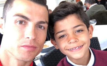 Ông bố mẫu mực Ronaldo "tự sướng" với con trai sau khi lập kỷ lục