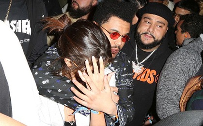 Selena Gomez được The Weeknd ôm chặt, che chở giữa vòng vây của fan tại Coachella