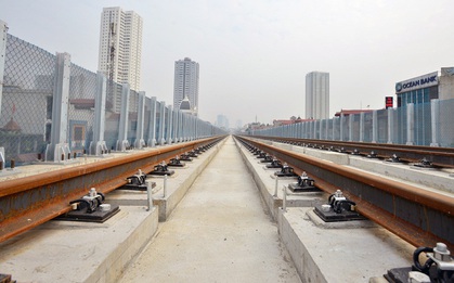 Cận cảnh đoàn tàu đường sắt Cát Linh - Hà Đông đang đóng gói, chuẩn bị vận chuyển về nước