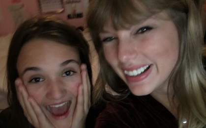 Yêu fan thật lòng kiểu Taylor Swift: Hết xem livestream lại đến tận nhà tặng cả đống quà