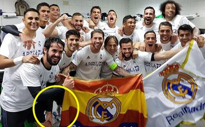 Ronaldo lại nhón chân, "ăn gian" chiều cao