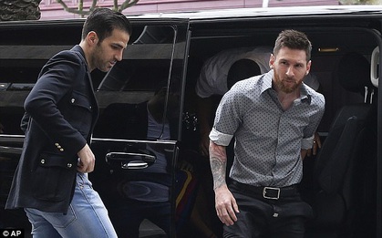 Messi sơ mi đóng thùng đến khai trương shop giày của Antonella và vợ Suarez