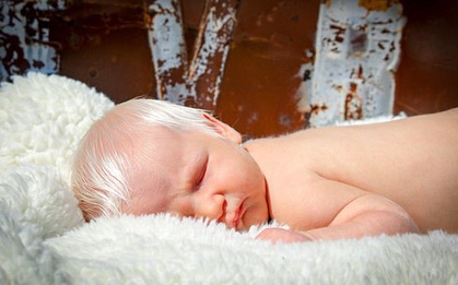 Gặp gỡ em bé có mái tóc bạch kim giống các vị thần trong truyền thuyết