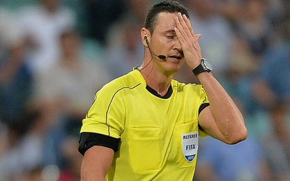 Xem lại băng ghi hình, trọng tài FIFA vẫn đuổi... nhầm người