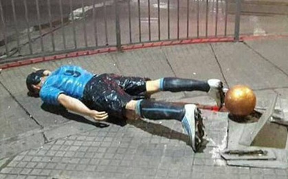Đến bức tượng của Luis Suarez cũng "đi" dự đám cưới của Messi