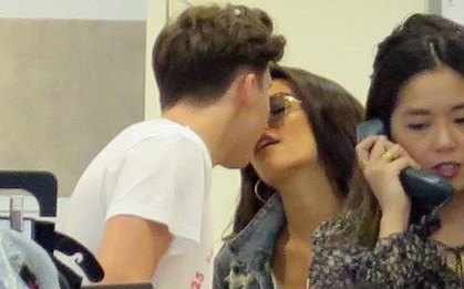 Brooklyn Beckham công khai khóa môi bạn gái mới Madison Beer chốn đông người