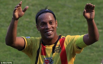 Ronaldinho thể hiện tuyệt kỹ trong trận giao hữu tại Honduras