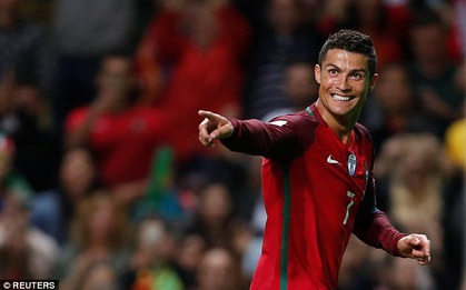 Ronaldo lập hat-trick, vượt mặt Vua bóng đá Pele