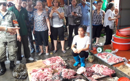 "Lợn đến kỳ xuất chuồng mà chẳng ai mua, chúng tôi mới mổ thịt đem ra chợ bán thì bị hắt luyn và đe dọa"