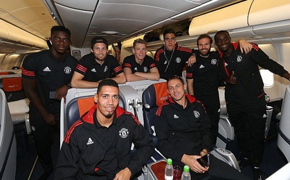 Man Utd bay hơn 5.000 km đá Champions League
