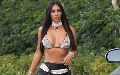 Khoe đường cong sexy với trang phục Halloween, Kim Kardashian gây tranh cãi vì nghi vấn kỳ thị chủng tộc
