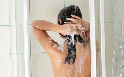 Trị mụn lưng mãi không hết có thể là do bạn vẫn giữ "khư khư" 5 thói quen này