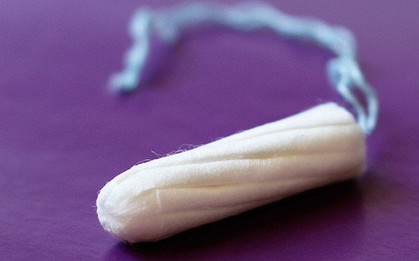 Biết điều này, dù nam hay nữ ai ra ngoài cũng sẽ mang theo chiếc băng vệ sinh tampon bên mình
