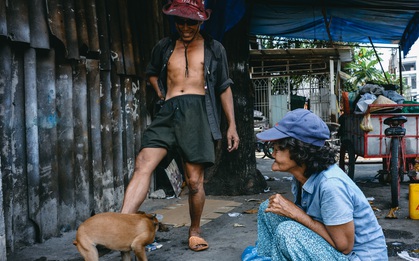 Hai ông bà ve chai gặp nhau giữa Sài Gòn, cùng về chung một nhà và nuôi "lũ con" toàn gà, chó, thỏ