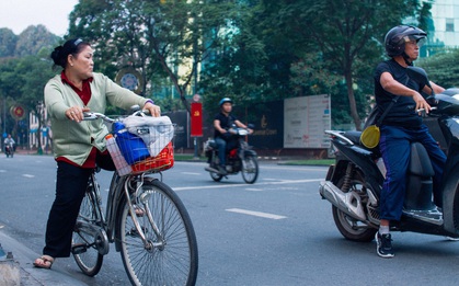 Người dân mặc áo ấm, choàng khăn kín mít trong buổi sáng đầy sương lạnh ở Sài Gòn
