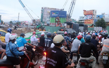 Chùm ảnh: Công trình hầm chui chậm tiến độ, người dân Đà Nẵng mệt mỏi trước cảnh hàng ngàn phương tiện ùn ứ kéo dài