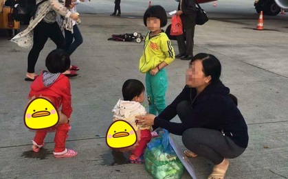 Hình ảnh buồn ngày cuối năm: Mẹ hồn nhiên cho 2 con đi tè ngay tại đường băng sân bay