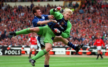 Peter Schmeichel: Bắt bóng đại tài, đánh nhau... đại tệ