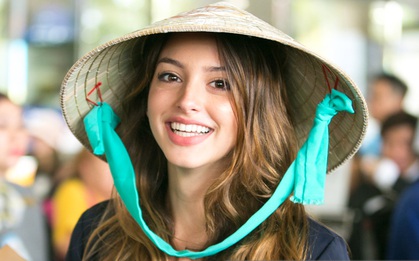 Celine Farach - cô nàng sexy nhất MXH đã tới Sài Gòn, hào hứng nói "xin chào Việt Nam"!