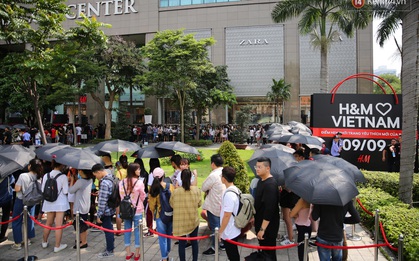H&M khai trương: 11h mới mở cửa mà từ 9h sáng dân tình đã đội nắng xếp hàng dài dằng dặc bên ngoài chờ đợi