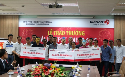 Khách hàng trúng giải độc đắc của Vietlott chờ ngày vía thần tài mới dám so kết quả