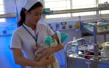 Bé trai còn nguyên dây rốn bị bỏ rơi, kiến bu đầy