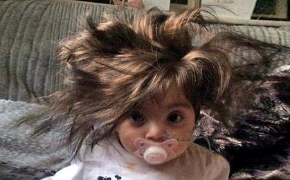 Bé gái đáng yêu bị tưởng nhầm là búp bê vì có mái tóc dày như đồ giả