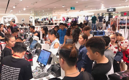H&M mở cửa đón khách: Đông tới nỗi bên ngoài kẹt cứng, bên trong "loạn lạc"