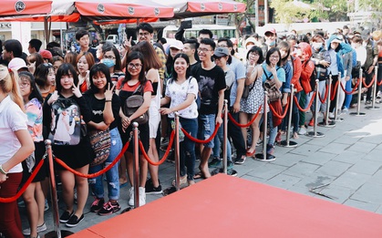 Dù đến chiều Sơn Tùng mới kí tặng nhưng từ sáng sớm, fan đã "rồng rắn" xếp hàng mua sạch album và chờ thần tượng!