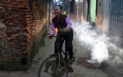Người dân vội vã rước lửa "lấy đỏ" về nhà trong năm mới