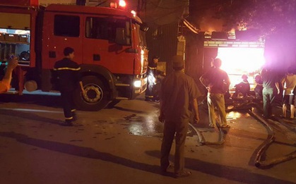 Hà Nội: Gara ô tô rộng 200m2 bùng cháy dữ dội trong đêm