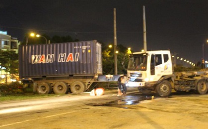 Xe container lạc tay lái ở Sài Gòn, nhiều người thoát chết trong gang tấc