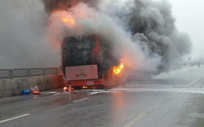 Xe khách bốc cháy dữ dội trên QL1A, hai mẹ con ôm nhau nhảy xuống đường thoát chết