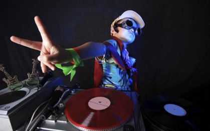 DJ nhí mới 6 tuổi đã bộc lộ năng khiếu xoay đĩa tài tình
