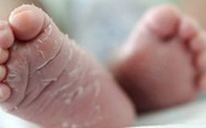 Bé trai 8 tháng tuổi tử vong bên người mẹ bị đâm nguy kịch