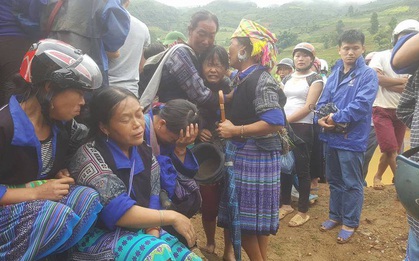 Vợ con khóc ngất khi nhận thi thể người đàn ông bị lũ cuốn trôi ở Yên Bái