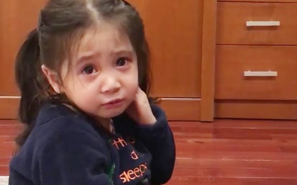 Cô bé xinh như thiên thần vừa khóc thút thít, vừa xin lỗi mẹ: Đáng yêu thế này là cùng!