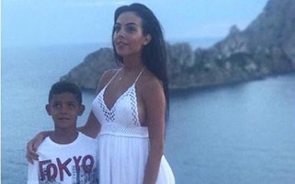 Bạn gái Ronaldo mặc đầm rộng, che bụng bầu vượt mặt
