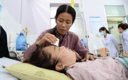 Cô gái bị kẻ nhiễm HIV chích vào ngực qua đời