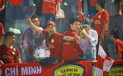 "Mổ băng" ngay tại sân, CĐV TPHCM phản ứng trọng tài dữ dội