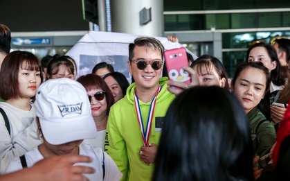 Trắng tay trở về từ MTV EMA 2017, Đàm Vĩnh Hưng vẫn hạnh phúc trong vòng tay yêu thương của người hâm mộ
