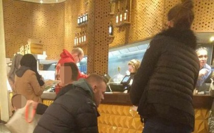 Coleen đã chịu xuống phố cùng Rooney, nhưng vẫn không đeo nhẫn cưới